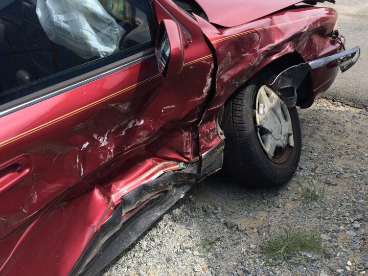 Wypadek – dwa samochody i uszkodzone ogrodzenie