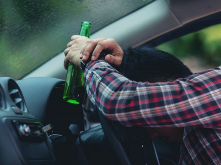 Szokujące zdarzenie pod sklepem: Pijany 41-latek prowadził samochód bez uprawnień