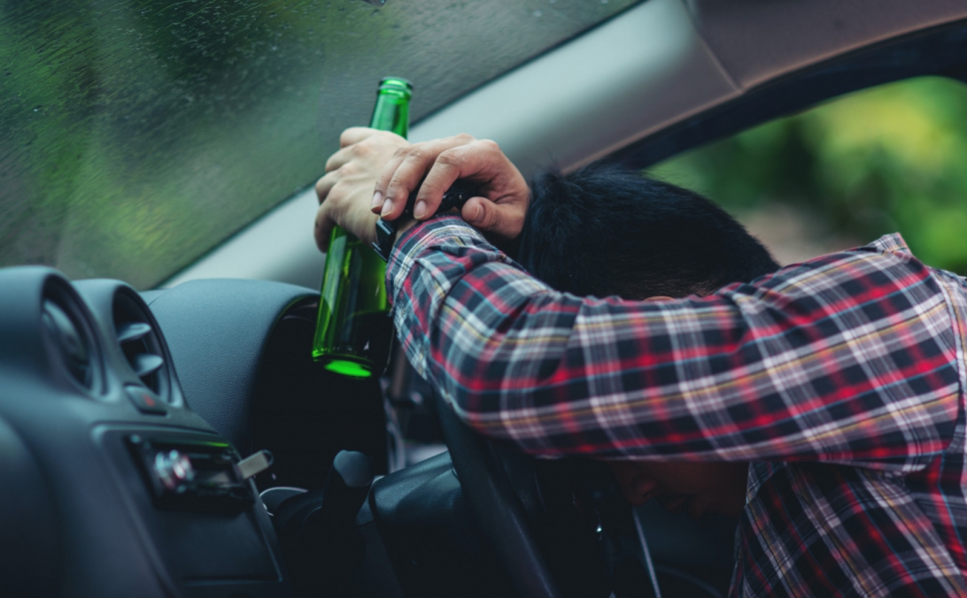 Szokujące zdarzenie pod sklepem: Pijany 41-latek prowadził samochód bez uprawnień