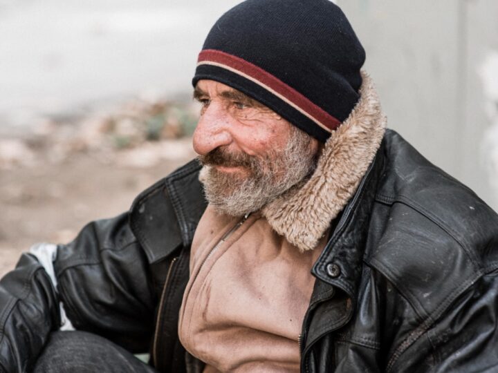Wychłodzenie organizmu w niskich temperaturach: Jak mundurowi pomagają  bezdomnym?