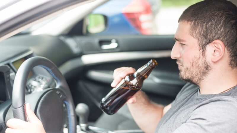 Bezmyślny 54-letni kierowca Audi na DK nr 17 bez tablic i ubezpieczenia zatrzymany pod wpływem alkoholu