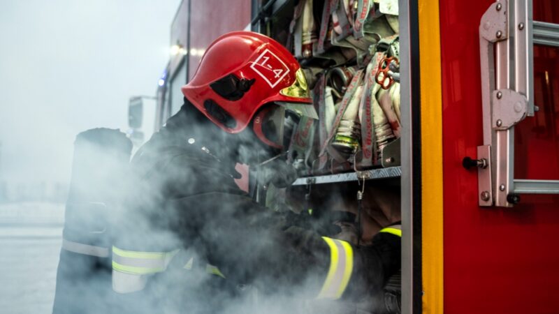 Pożary spowodowane wypalaniem traw: Poważne zagrożenie dla ludzi i środowiska w powiecie tomaszowskim