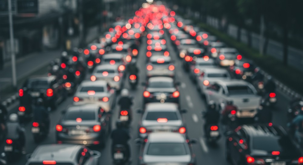 Śnieg przewraca drzewa na drogi, uszkadzając pojazdy