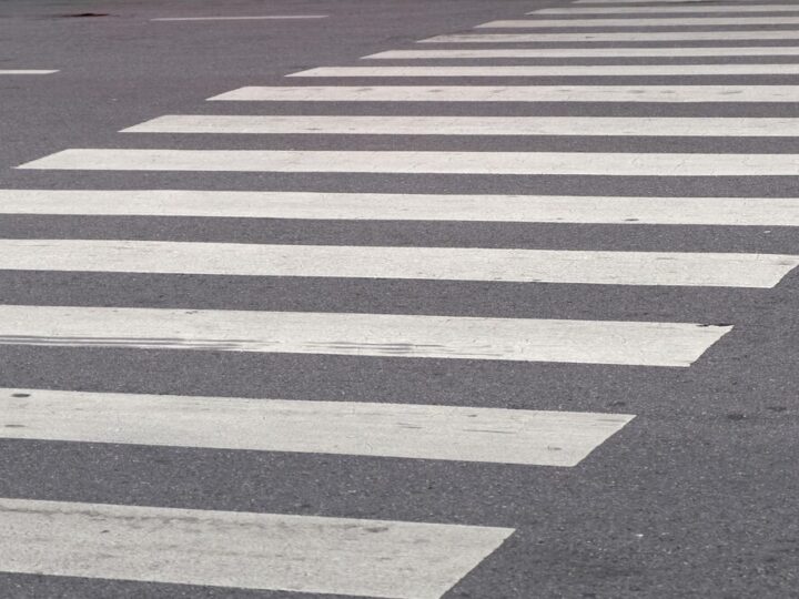 Nastolatka potrącona na przejściu – apel o ostrożność na drogach!