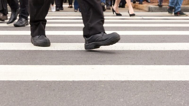 61-latka ranna w wypadku na parkingu sklepowym