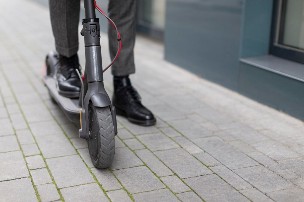 Pijany rowerzysta przewrócił się na hulajnodze elektrycznej